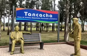 Monumento del actor Javier Portales oriundo de la localidad y a "Don Chara" ven