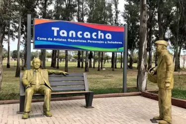 Monumento del actor Javier Portales oriundo de la localidad y a "Don Chara" ven