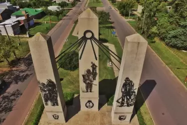 Monumento de las Tres Torres.
Acceso Fort�n Alsina y Ruta Provincial 1.