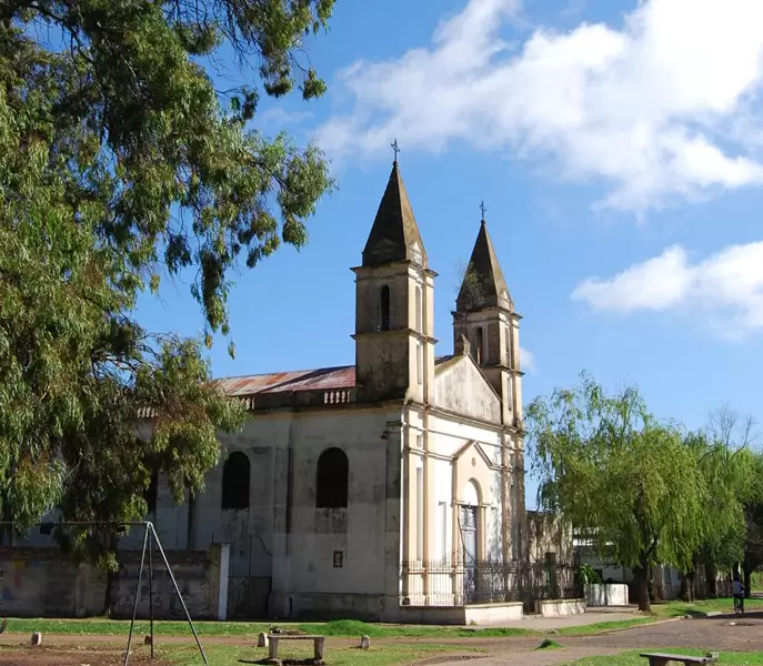 La iglesia San Enrique, conocida como la "Iglesia Antigua", patrimonio fundacional de Villa Gobernador Gálvez
