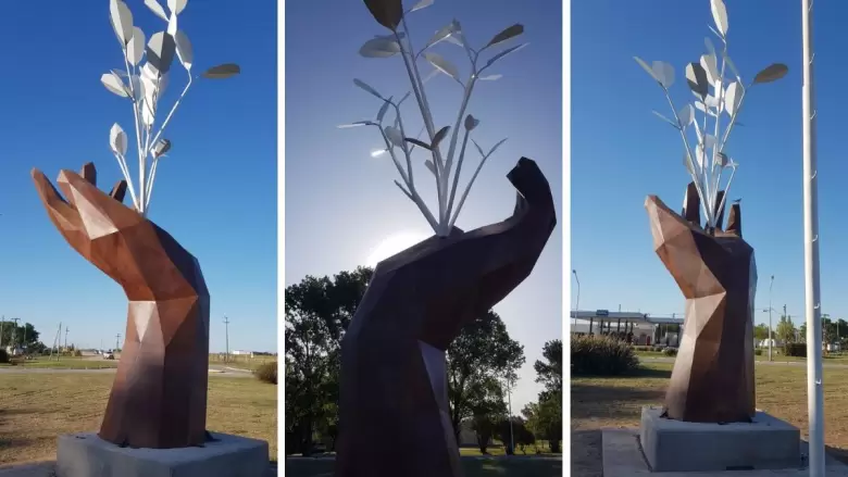 La escultura en homenaje a la industria manisera ubicada en el ingreso a la ciudad