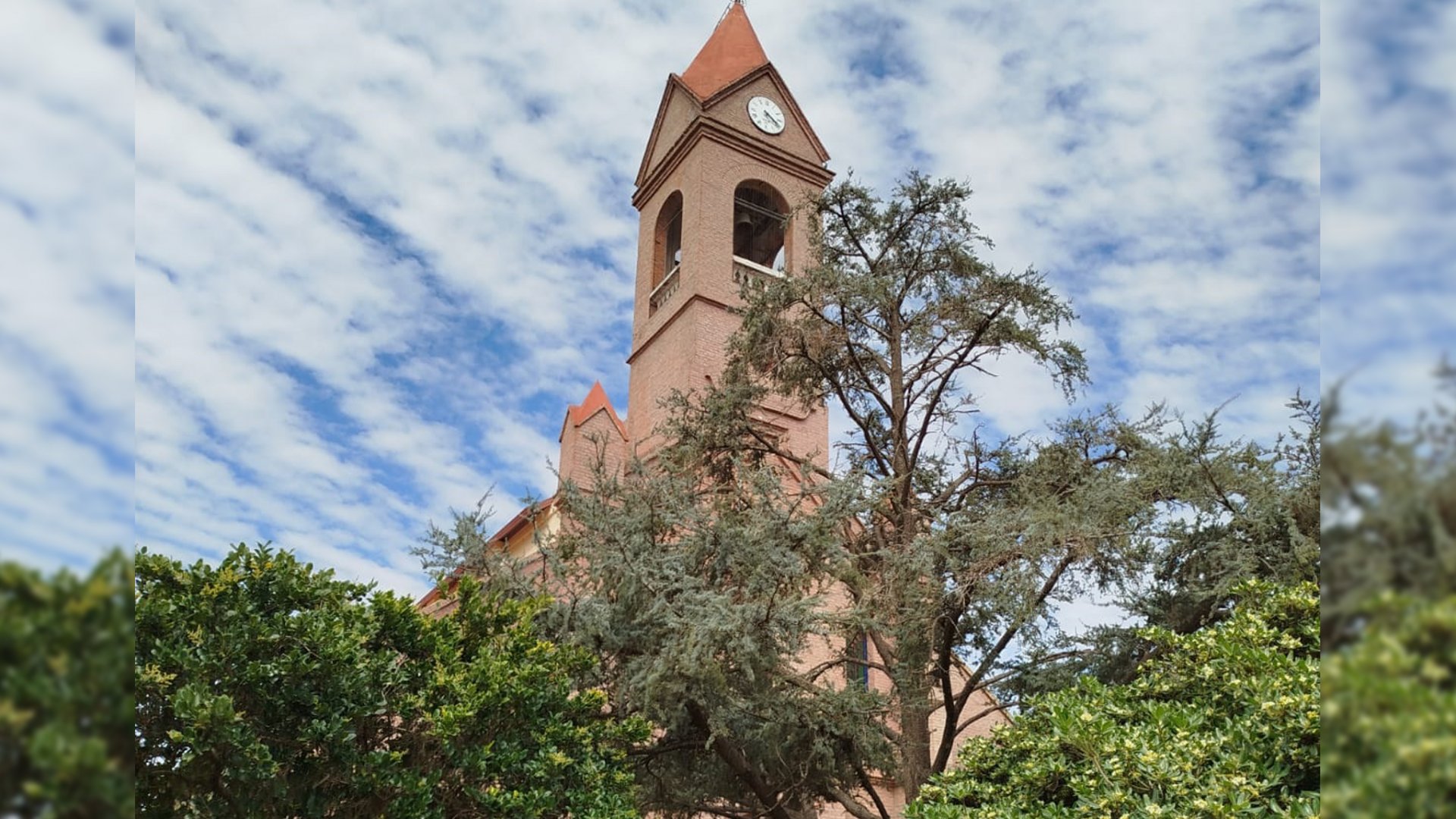 Imagen iglesia y arboles